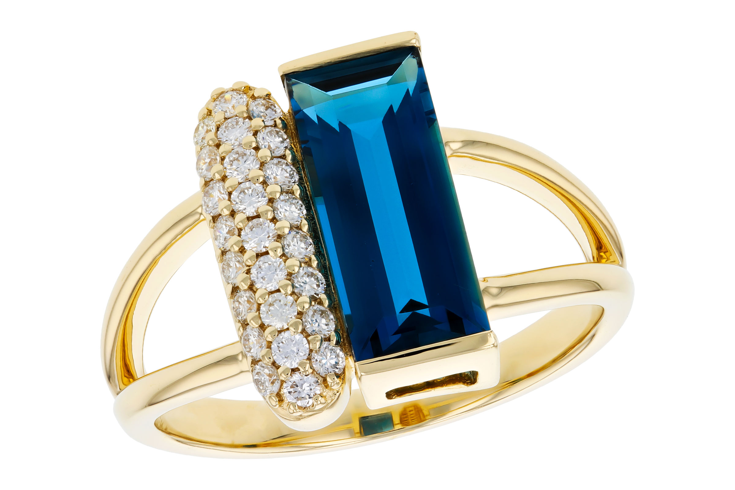 D303-38572: LDS RG 2.67 LONDON BLUE TOPAZ 2.92 TGW (12x5MM BT)